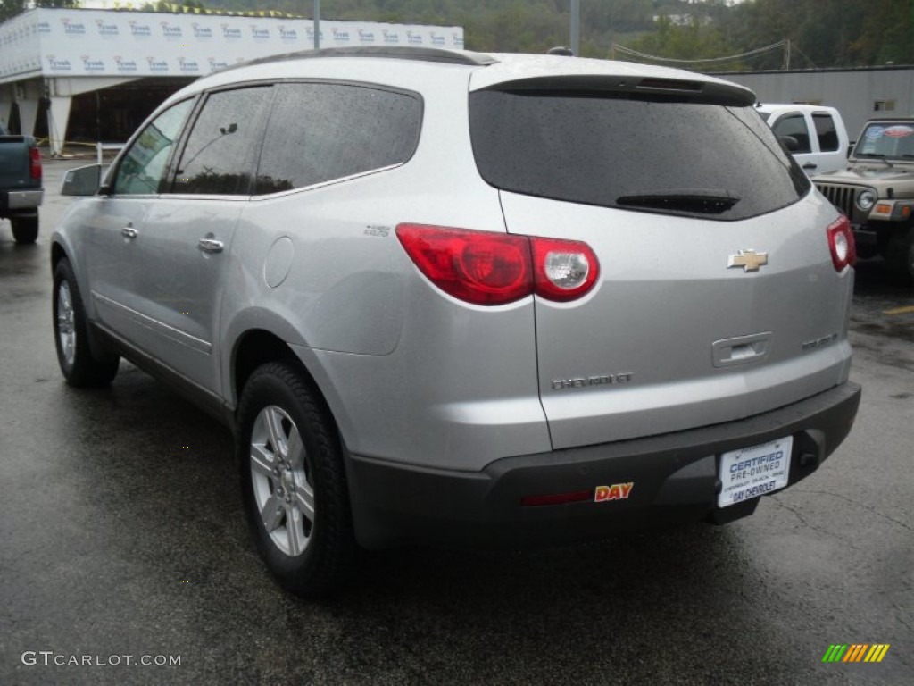 2009 Traverse LT AWD - Silver Ice Metallic / Dark Gray/Light Gray photo #3