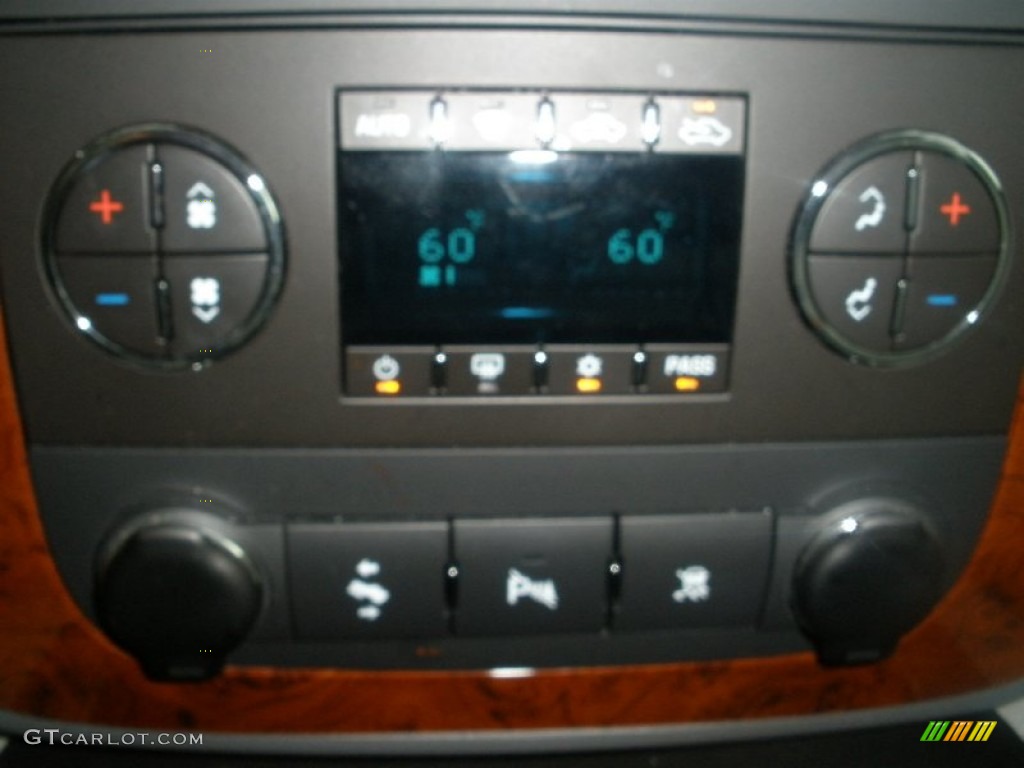 2010 Chevrolet Avalanche LT 4x4 Controls Photo #55159913