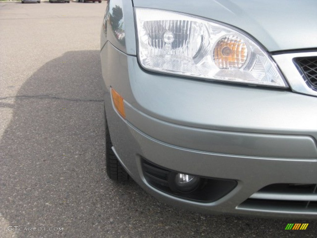 2006 Focus ZX4 SES Sedan - Light Tundra Metallic / Dark Flint/Light Flint photo #13