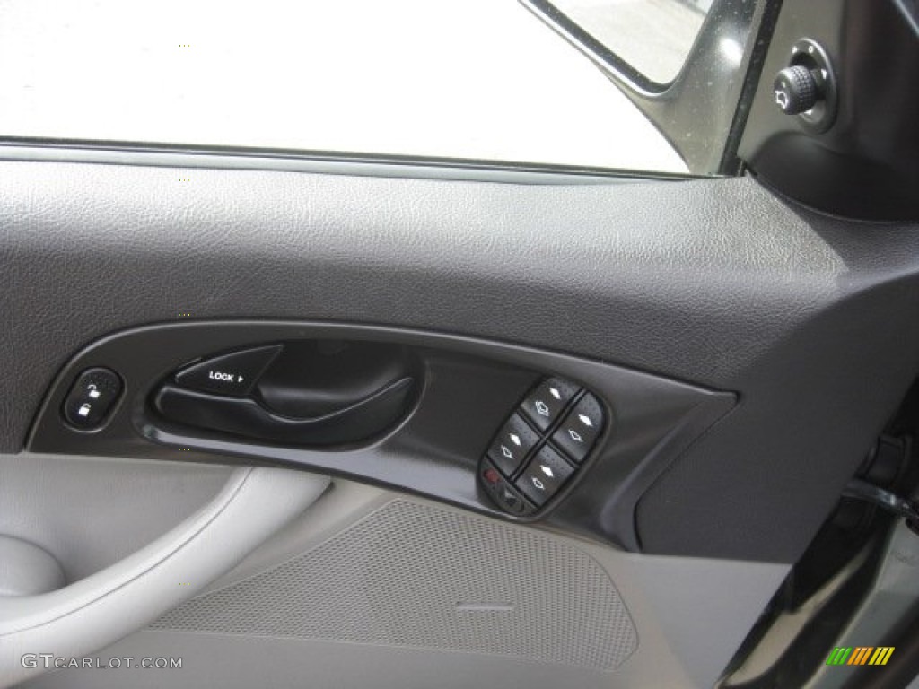 2006 Focus ZX4 SES Sedan - Light Tundra Metallic / Dark Flint/Light Flint photo #21