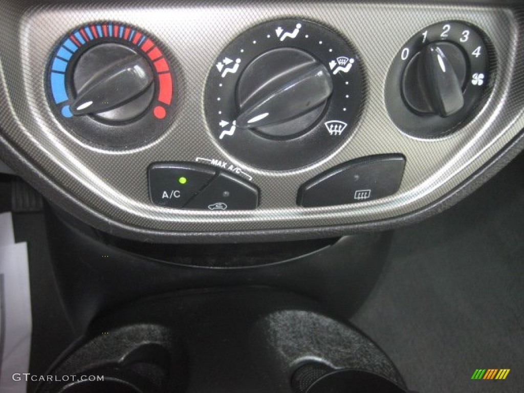 2006 Focus ZX4 SES Sedan - Light Tundra Metallic / Dark Flint/Light Flint photo #27