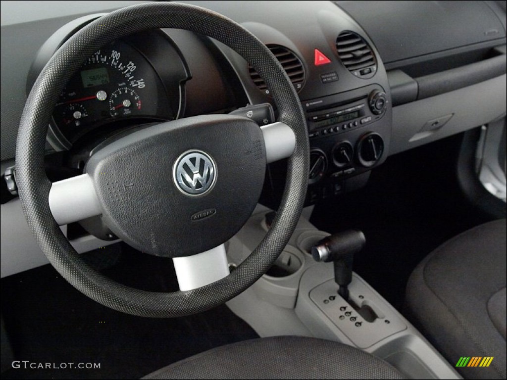 2005 Volkswagen New Beetle GL Coupe Dashboard Photos