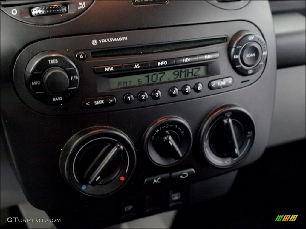 2005 Volkswagen New Beetle GL Coupe Audio System Photo #55186394