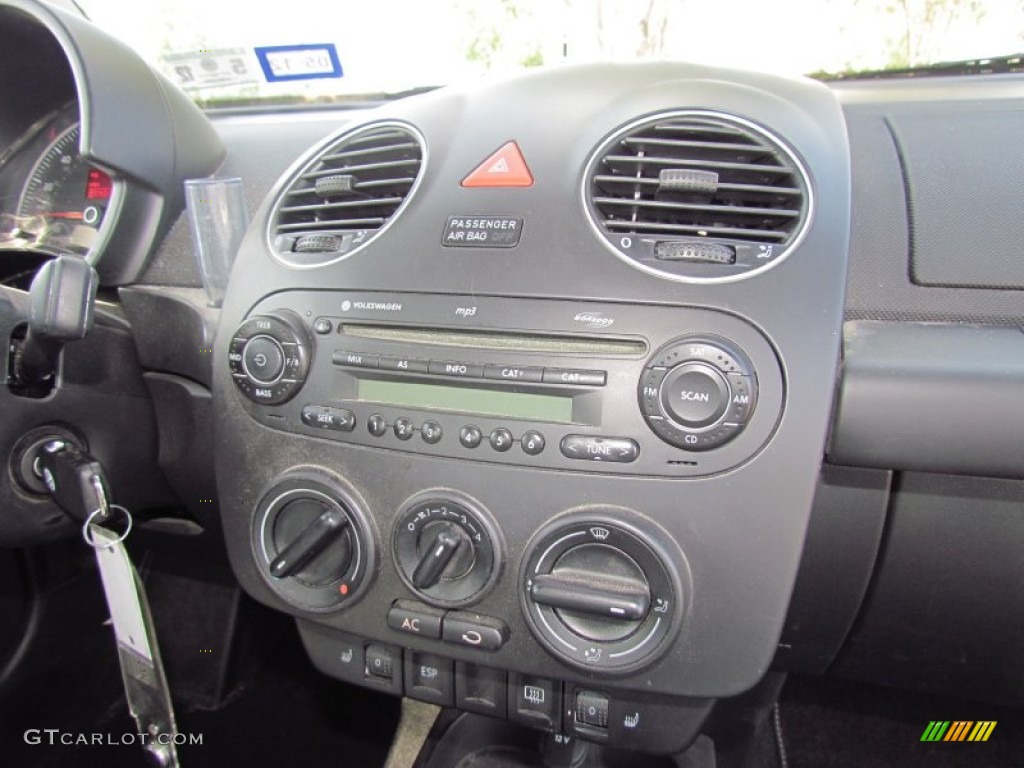 2008 Volkswagen New Beetle Triple White Coupe Controls Photo #55195248