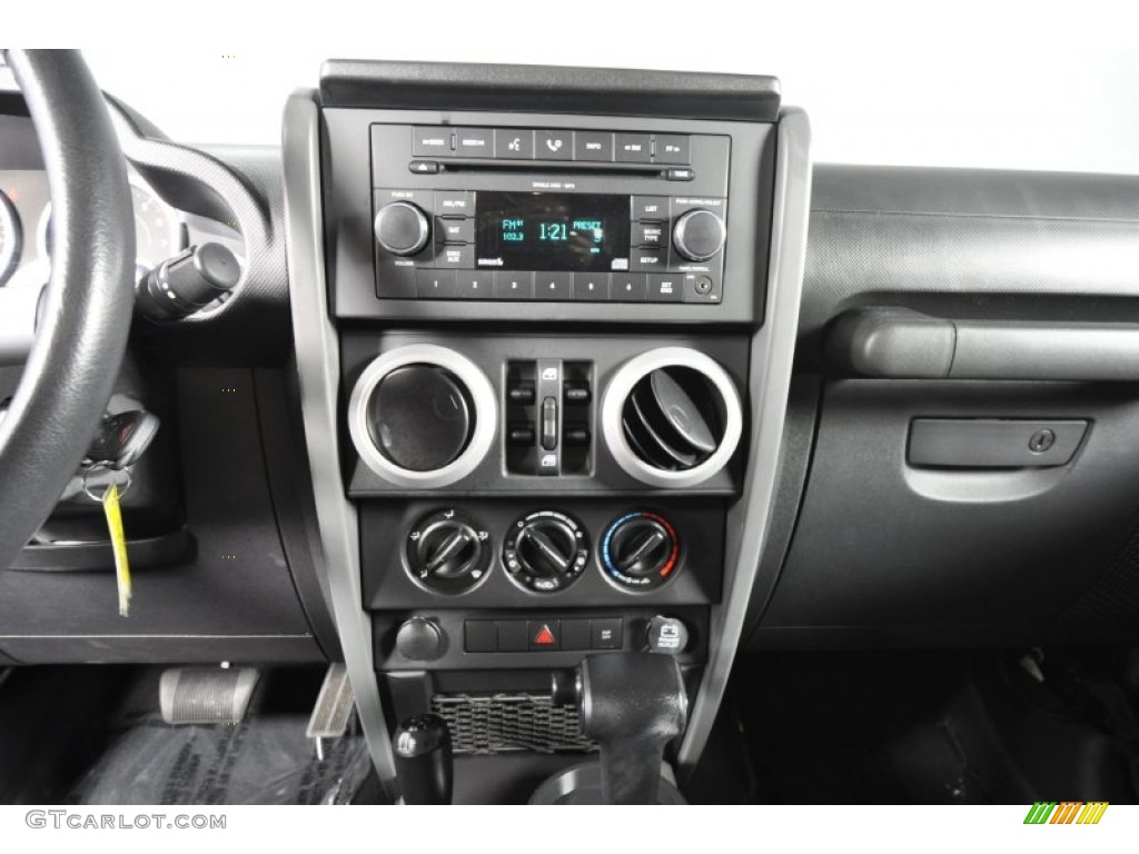 2009 Jeep Wrangler Unlimited Sahara 4x4 Controls Photo #55204158