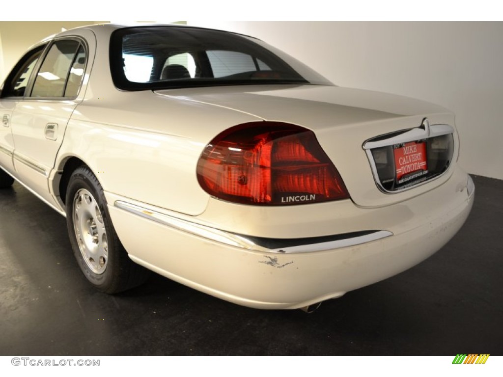 White Pearescent Tri-Coat 2002 Lincoln Continental Standard Continental Model Exterior Photo #55209081
