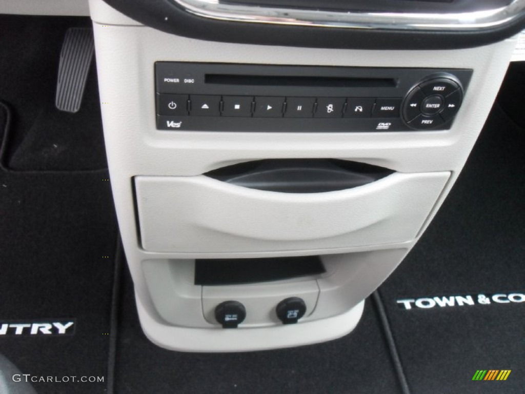 2012 Chrysler Town & Country Touring - L Controls Photo #55215838