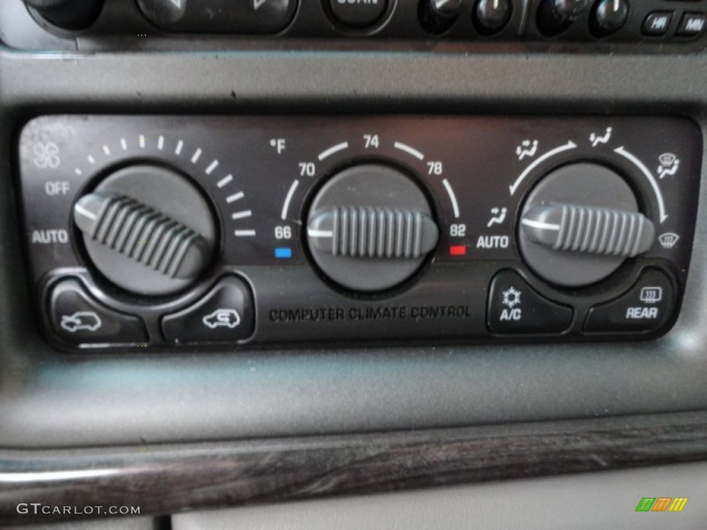 2002 GMC Yukon Denali AWD Controls Photo #55218193