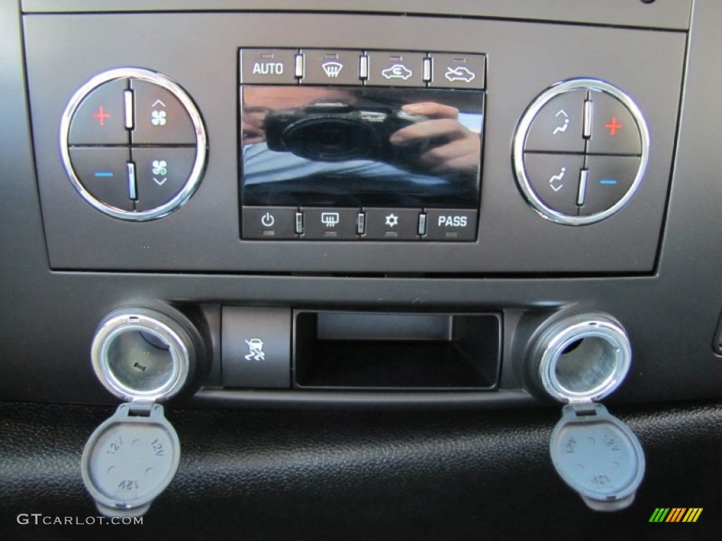 2009 Chevrolet Silverado 2500HD LT Crew Cab 4x4 Controls Photo #55243183