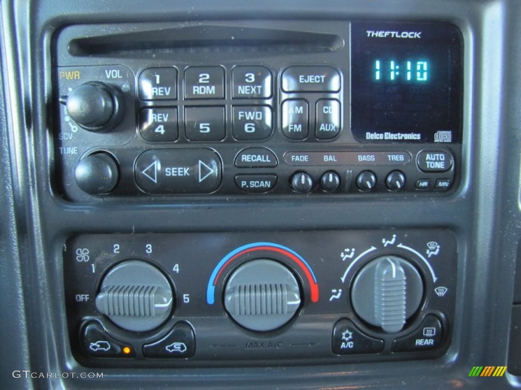 2002 Chevrolet Silverado 2500 LT Extended Cab 4x4 Audio System Photo #55244590