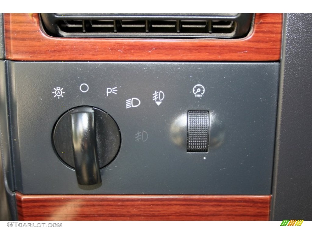 2005 Ford F250 Super Duty Lariat Crew Cab 4x4 Controls Photo #55247812