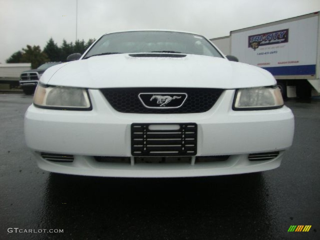 2000 Mustang V6 Coupe - Crystal White / Medium Graphite photo #8