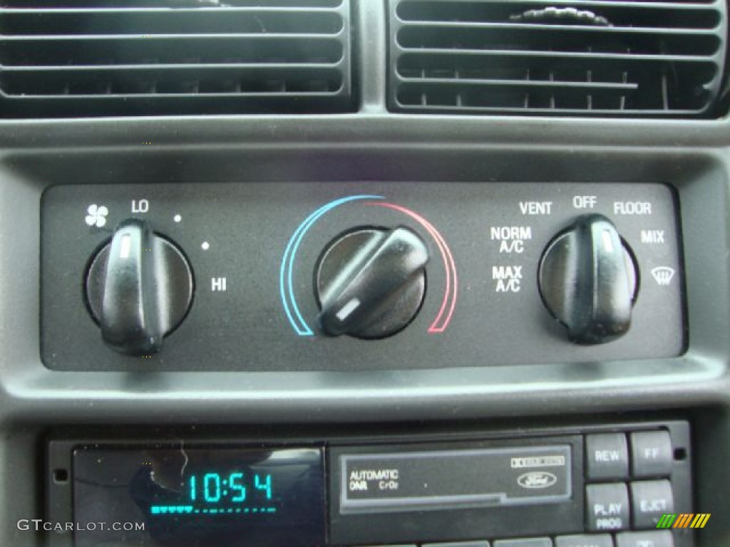 2000 Mustang V6 Coupe - Crystal White / Medium Graphite photo #21