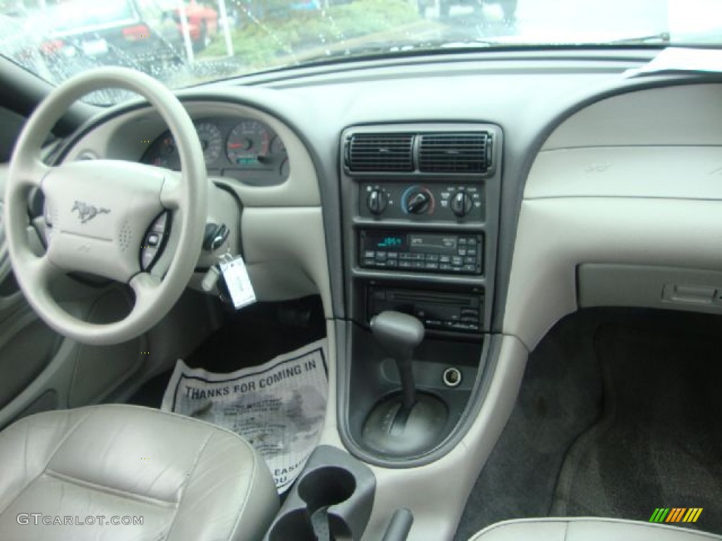 2000 Mustang V6 Coupe - Crystal White / Medium Graphite photo #29