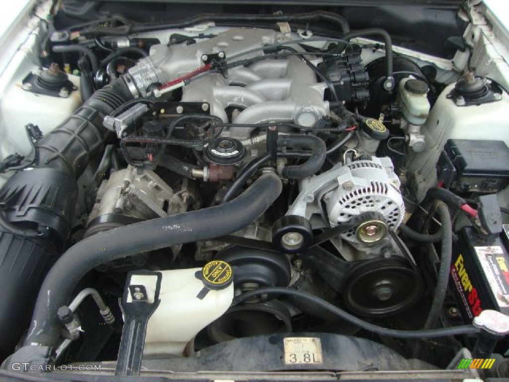 2000 Mustang V6 Coupe - Crystal White / Medium Graphite photo #32