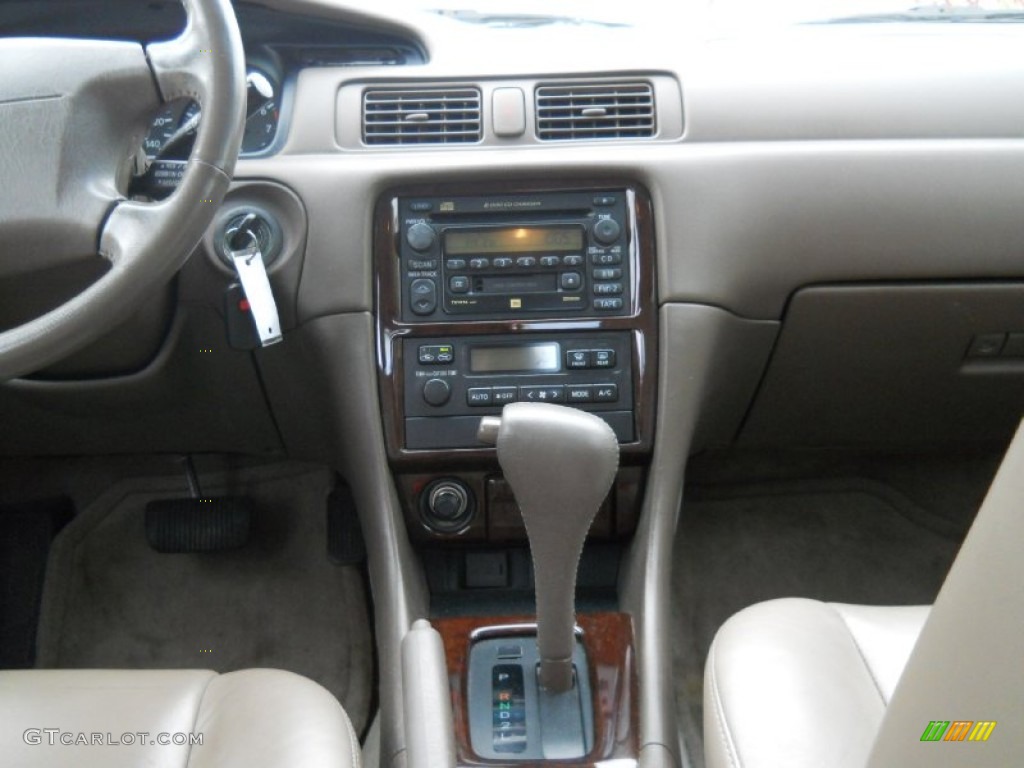 2001 Camry XLE - Cashmere Beige Metallic / Oak photo #5