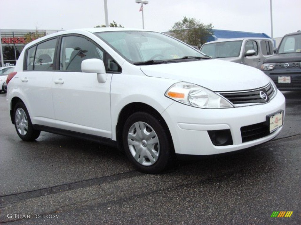 2010 Versa 1.8 S Hatchback - Fresh Powder White / Charcoal photo #1