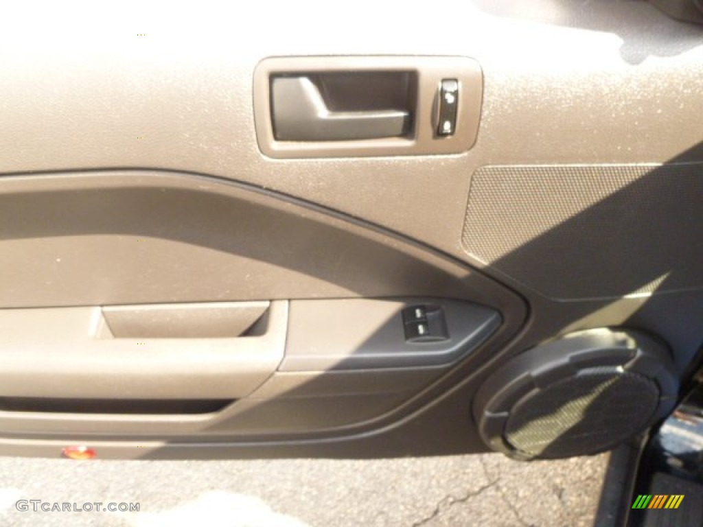 2006 Mustang V6 Premium Coupe - Black / Dark Charcoal photo #25