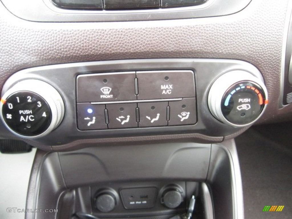 2011 Hyundai Tucson GL Controls Photo #55271810