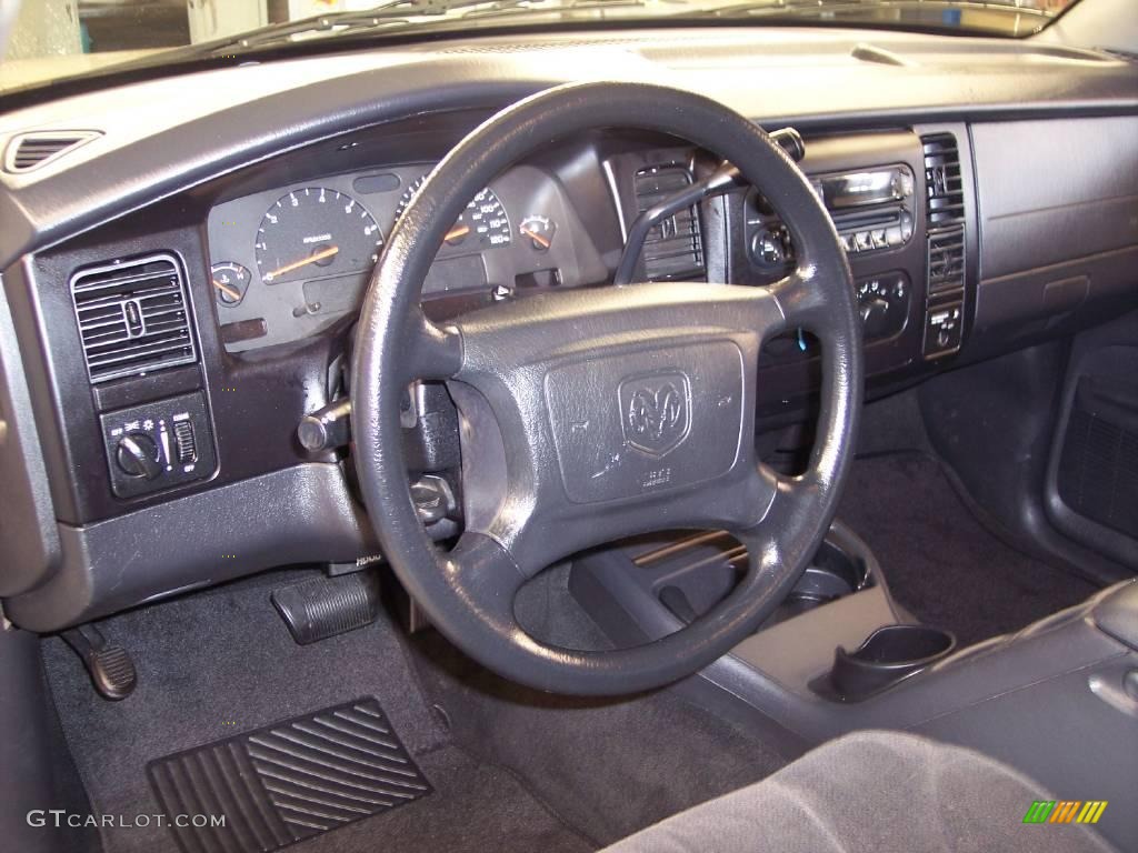 2004 Dakota SXT Club Cab - Light Almond Pearl Metallic / Dark Slate Gray photo #42