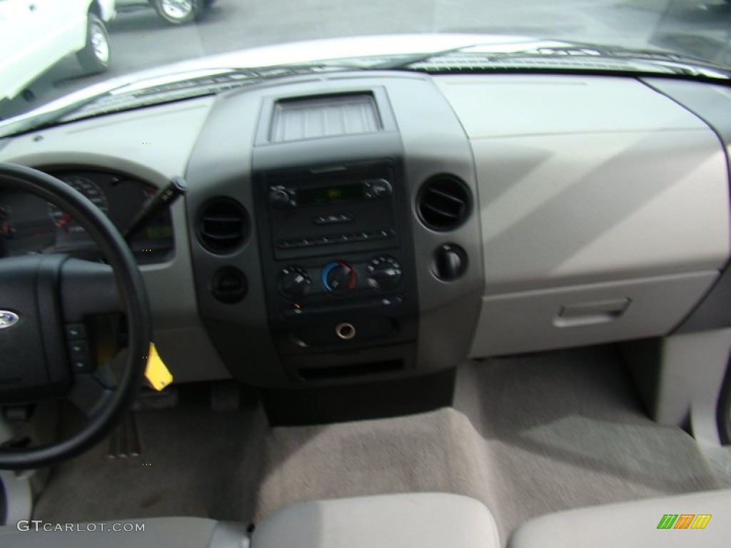 2006 F150 XL SuperCab - Oxford White / Medium/Dark Flint photo #16