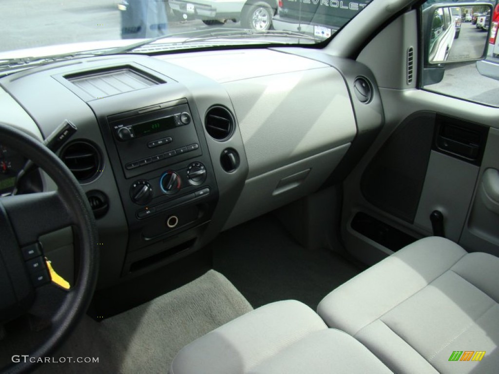 2006 F150 XL SuperCab - Oxford White / Medium/Dark Flint photo #17