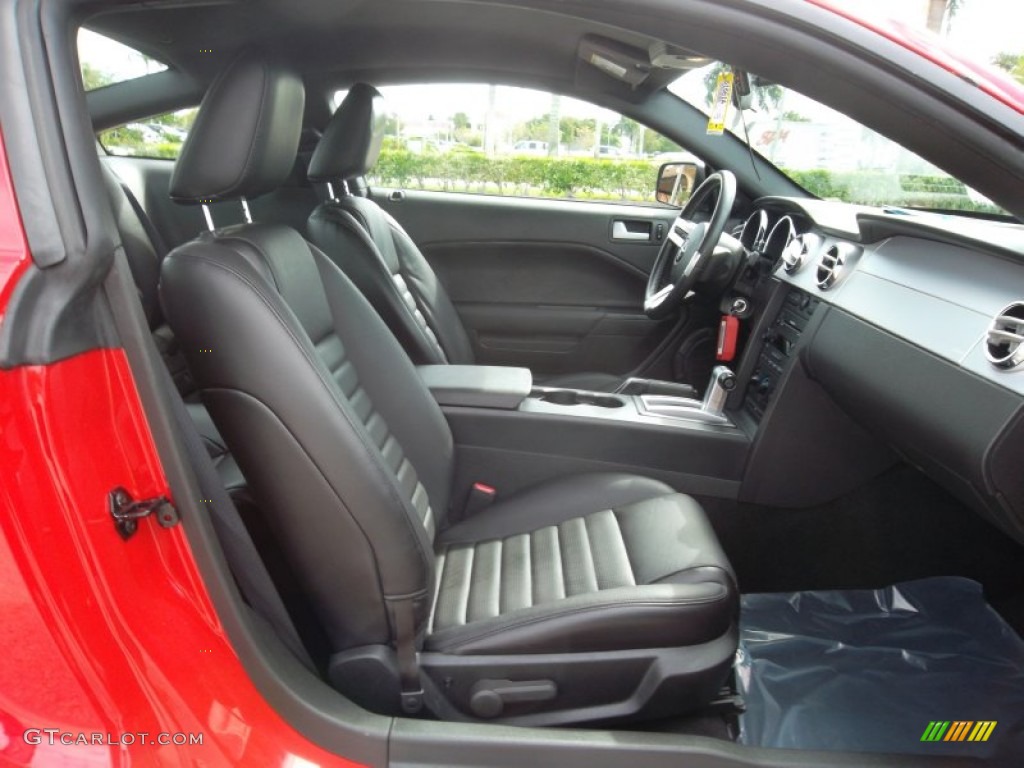 Dark Charcoal Interior 2006 Ford Mustang GT Premium Coupe Photo #55296442