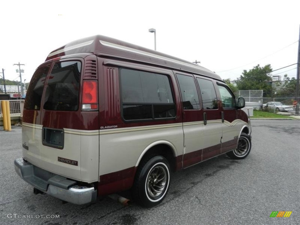 2000 Express G1500 Passenger Conversion Van - Dark Carmine Red Metallic / Medium Gray photo #4