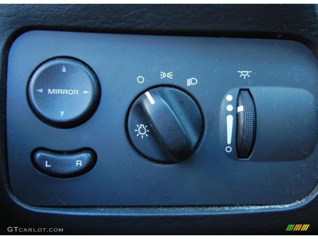 2005 Chrysler Town & Country Touring Controls Photo #55306837