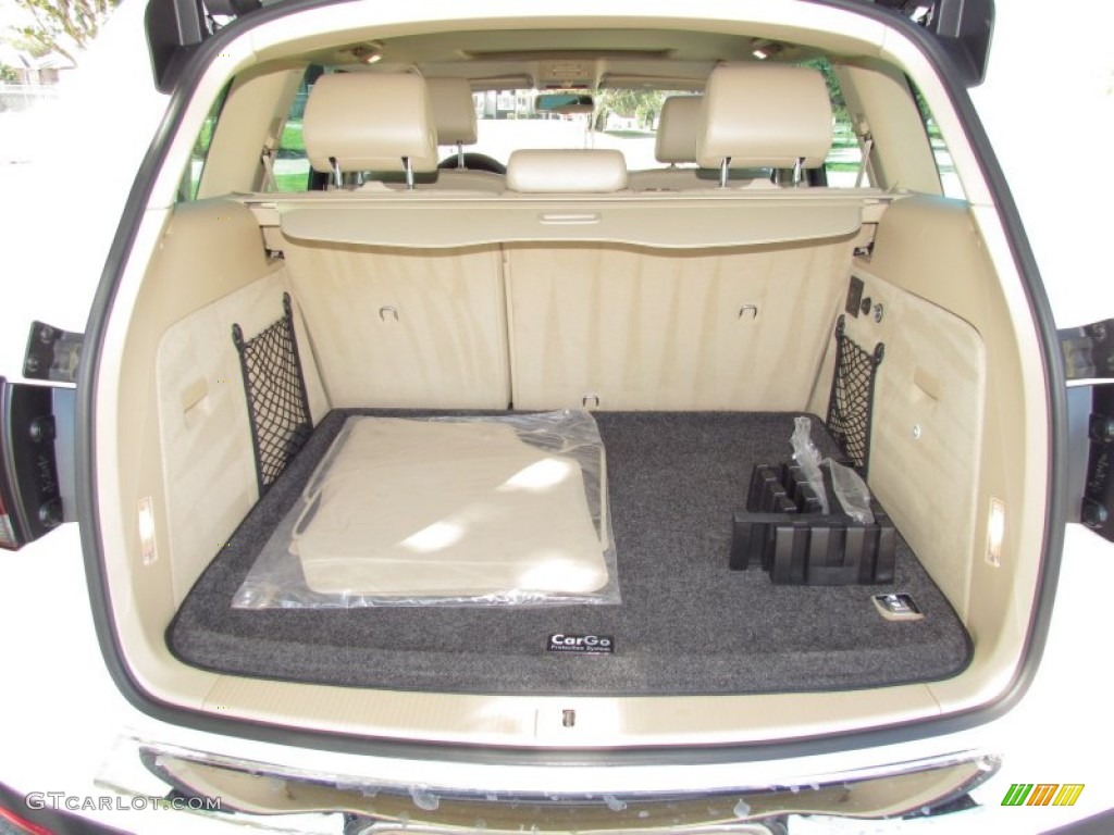 2010 Volkswagen Touareg VR6 FSI 4XMotion Trunk Photos