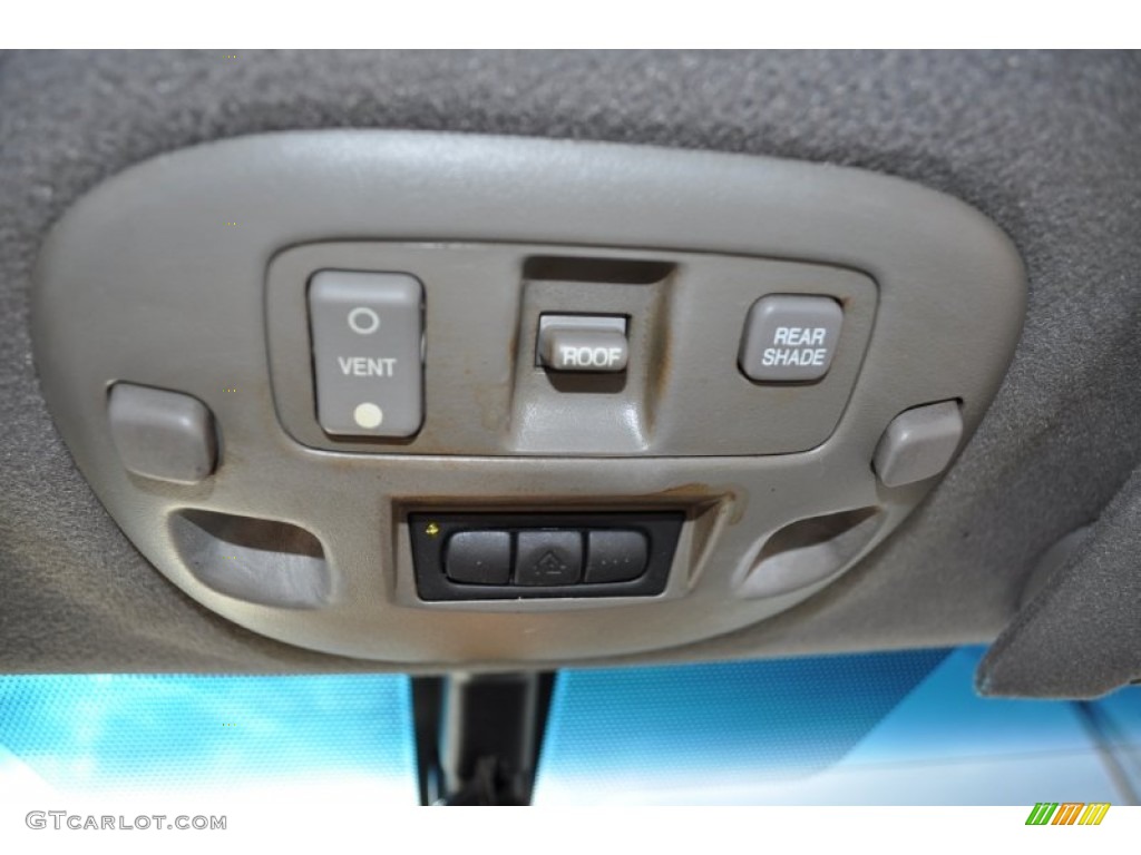 2003 Cadillac DeVille DHS Controls Photo #55313695