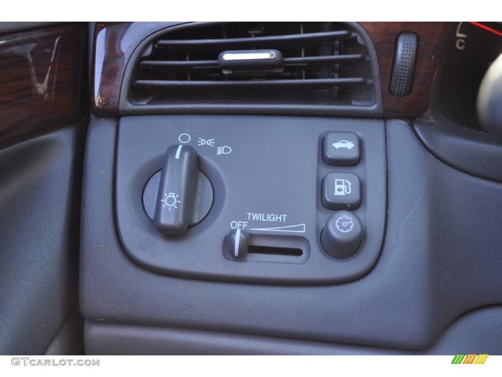 2003 Cadillac DeVille DHS Controls Photo #55313710