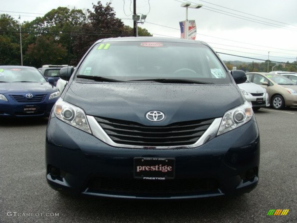 2011 Sienna LE - South Pacific Blue Pearl / Light Gray photo #2