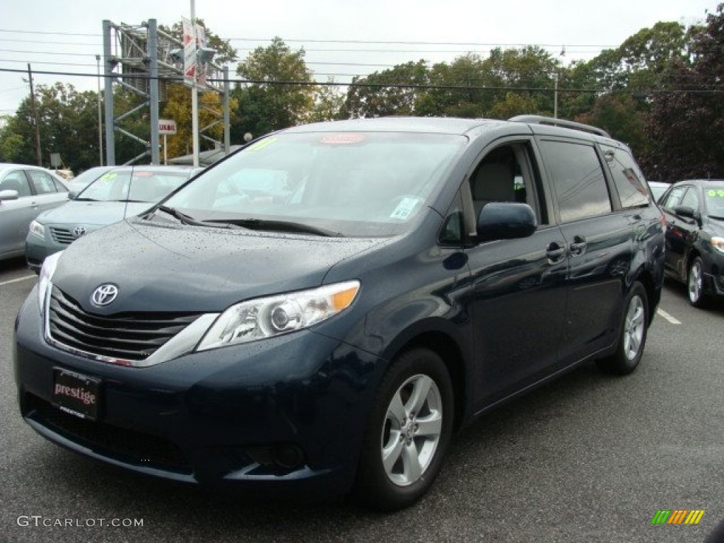2011 Sienna LE - South Pacific Blue Pearl / Light Gray photo #3