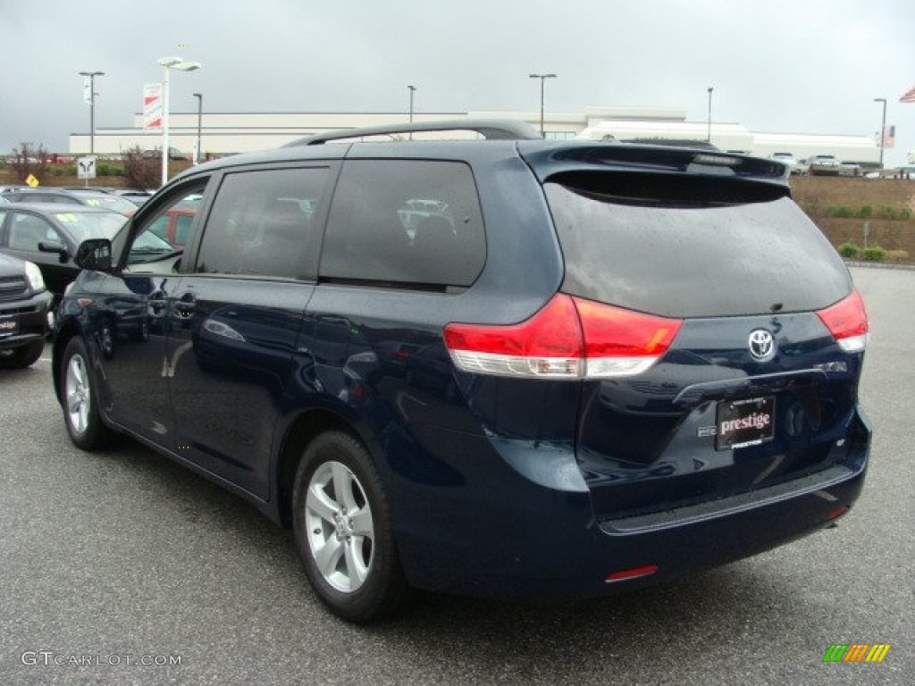 2011 Sienna LE - South Pacific Blue Pearl / Light Gray photo #4