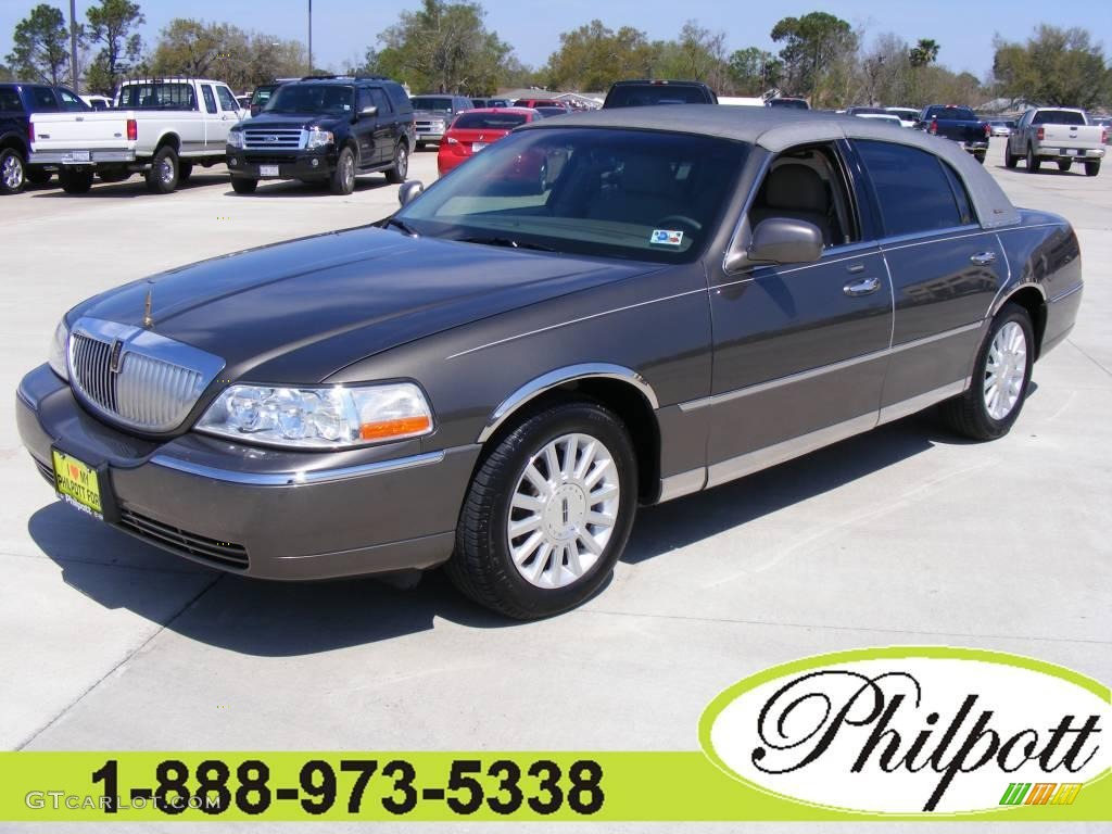 2004 Town Car Signature - Charcoal Grey Metallic / Dark Stone/Medium Light Stone photo #1