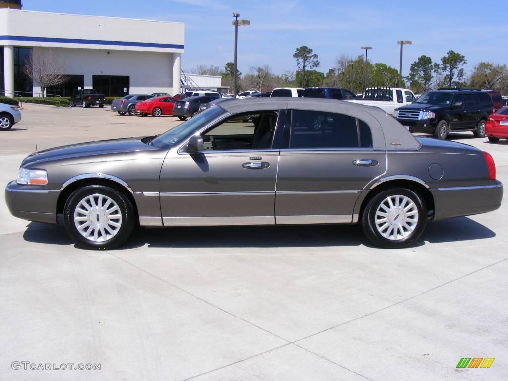 2004 Town Car Signature - Charcoal Grey Metallic / Dark Stone/Medium Light Stone photo #2