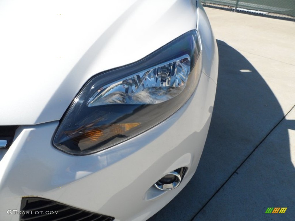 2012 Focus Titanium 5-Door - White Platinum Tricoat Metallic / Arctic White Leather photo #9