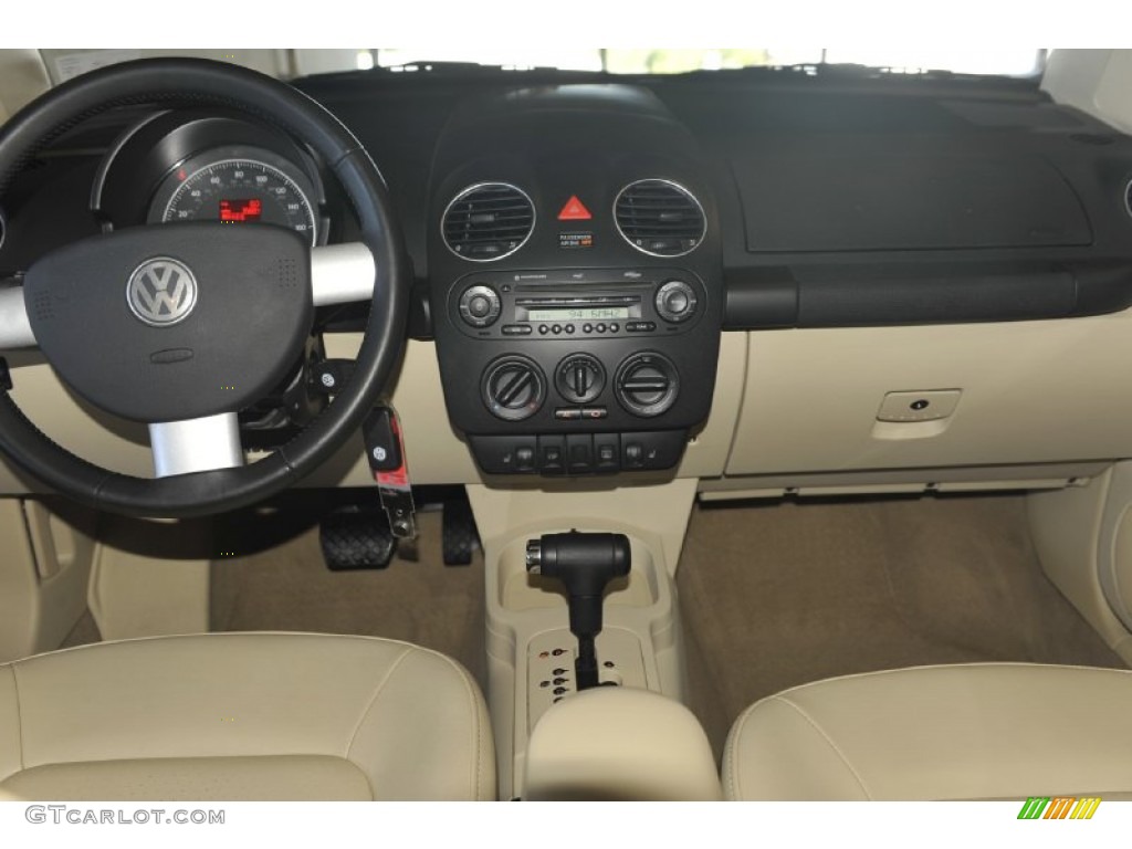 2008 Volkswagen New Beetle SE Coupe Cream Beige Dashboard Photo #55404177