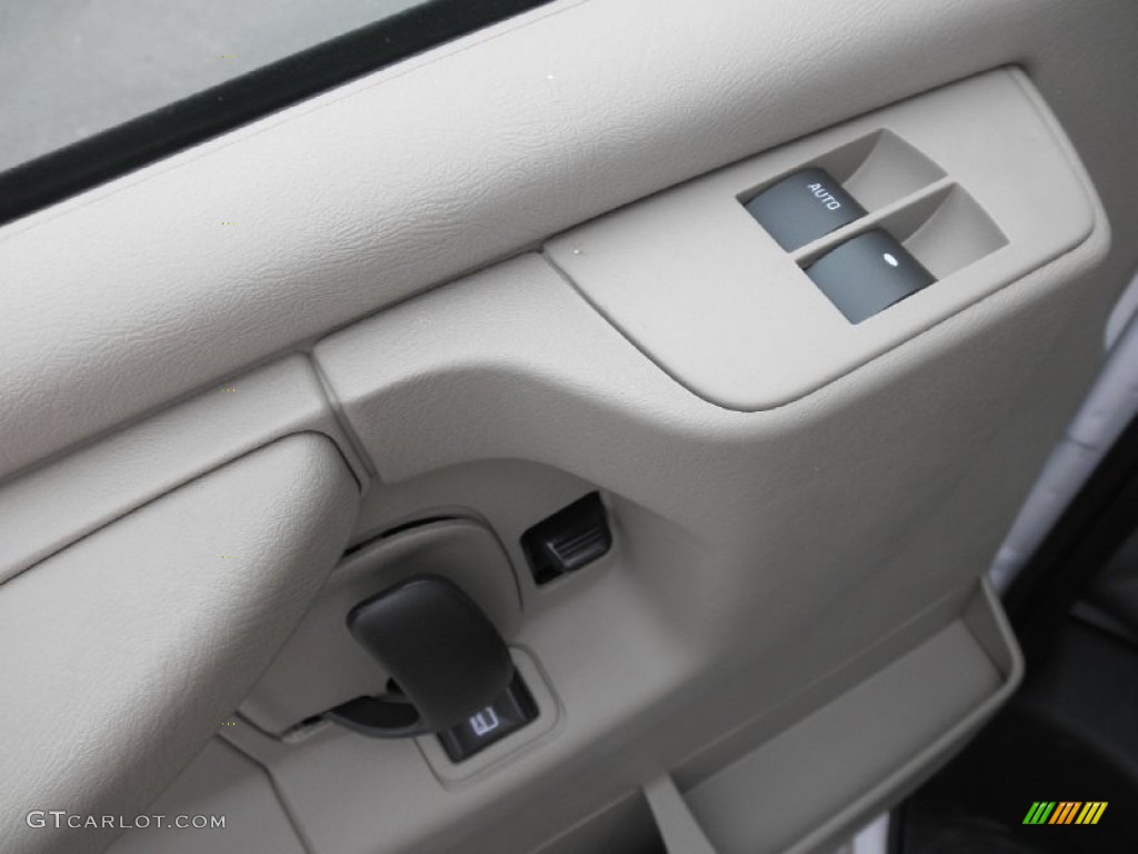 2012 GMC Savana Cutaway 3500 Commercial Utility Truck Controls Photo #55415802