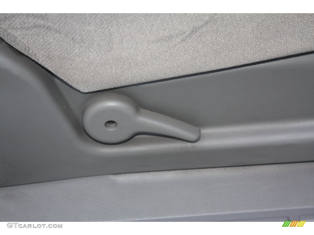 2004 Yukon SLE - Summit White / Pewter/Dark Pewter photo #43