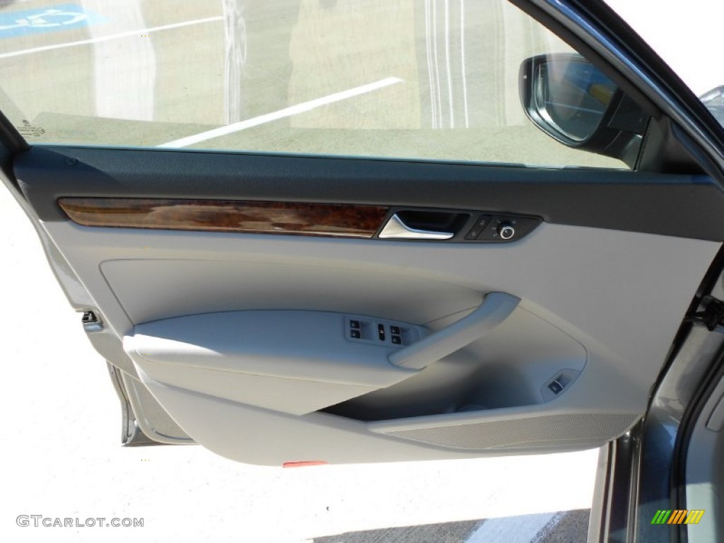 2012 Volkswagen Passat V6 SEL Moonrock Gray Door Panel Photo #55418781