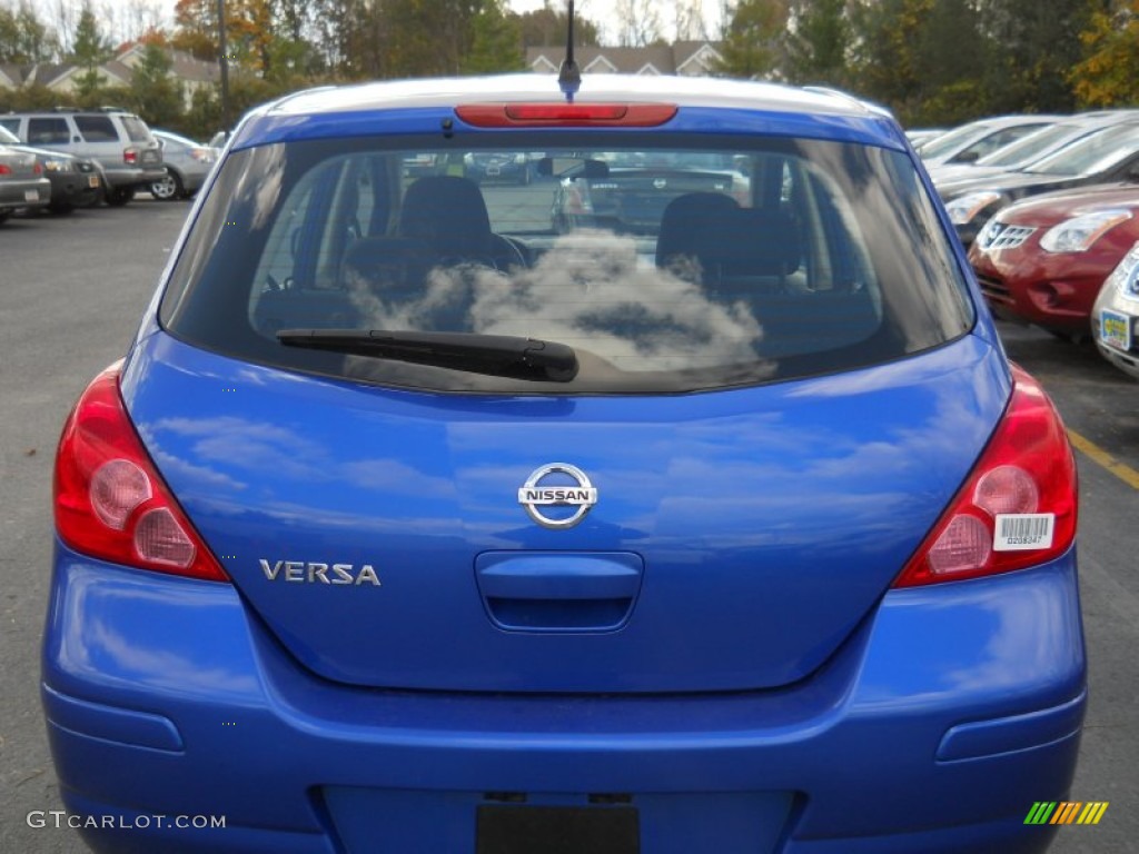 2010 Versa 1.8 S Hatchback - Metallic Blue / Charcoal photo #13