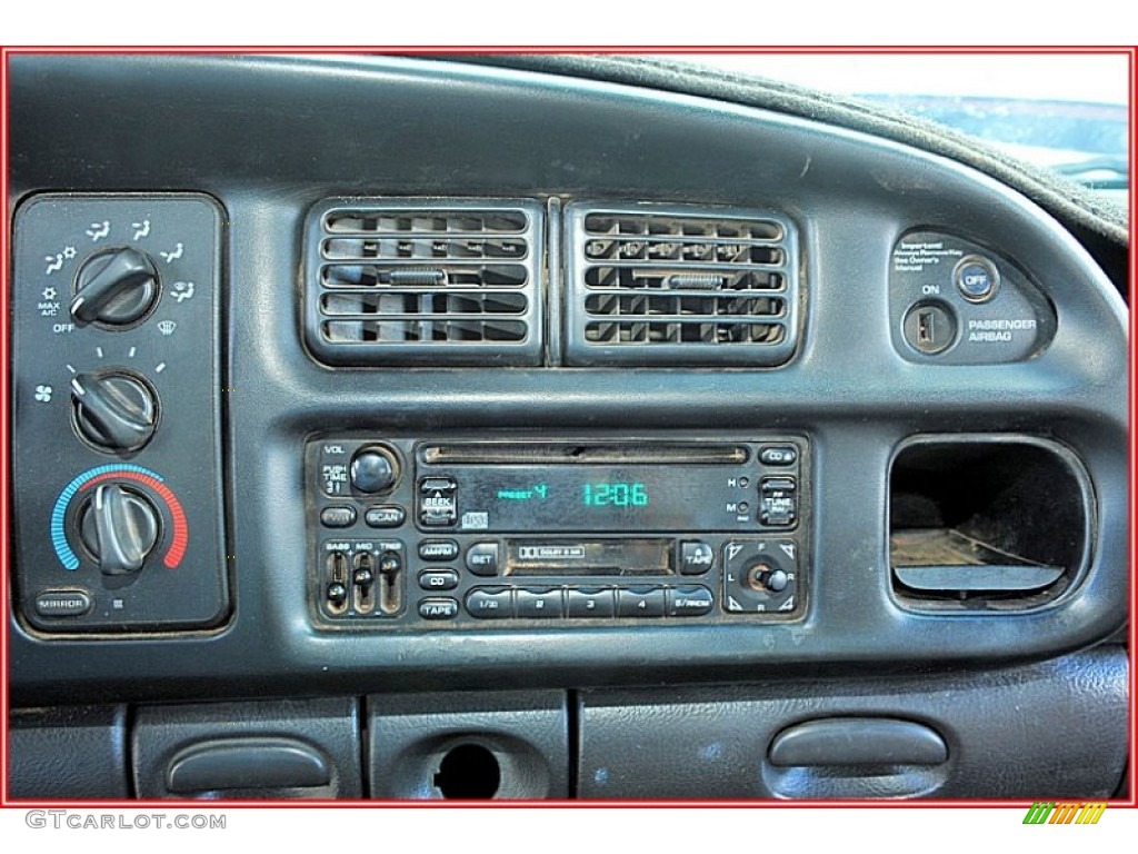 2001 Dodge Ram 2500 SLT Quad Cab 4x4 Audio System Photo #55433761