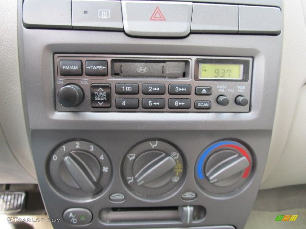 2002 Hyundai Accent GS Coupe Audio System Photos