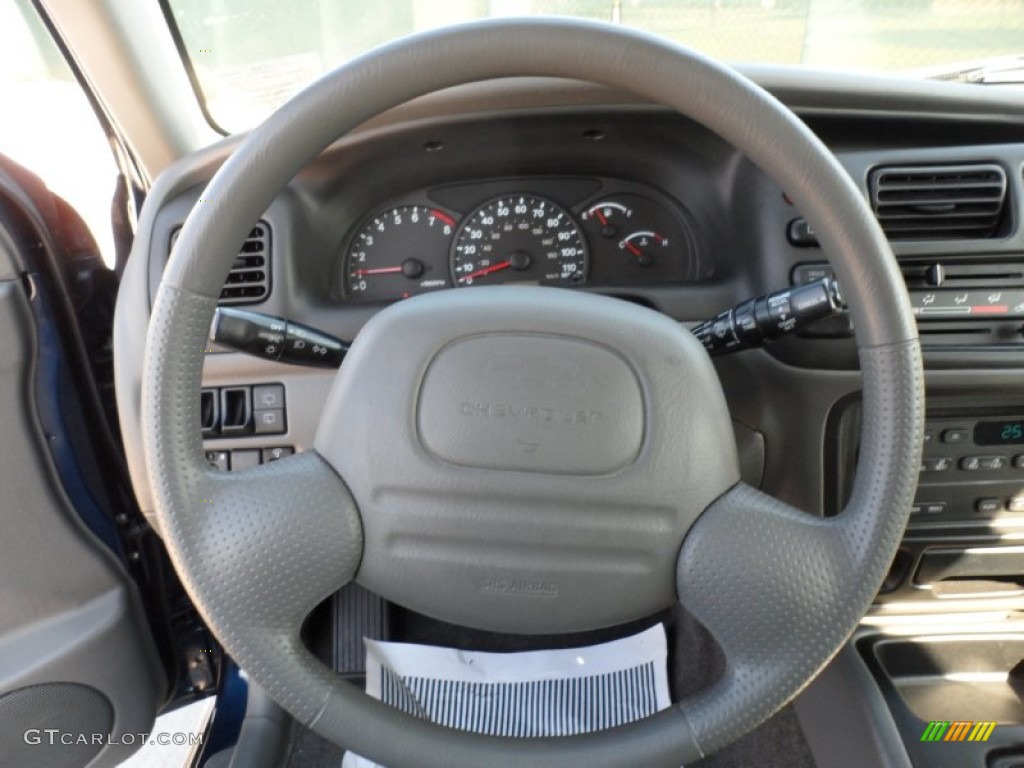 2002 Chevrolet Tracker LT Hard Top Medium Gray Steering Wheel Photo #55468796