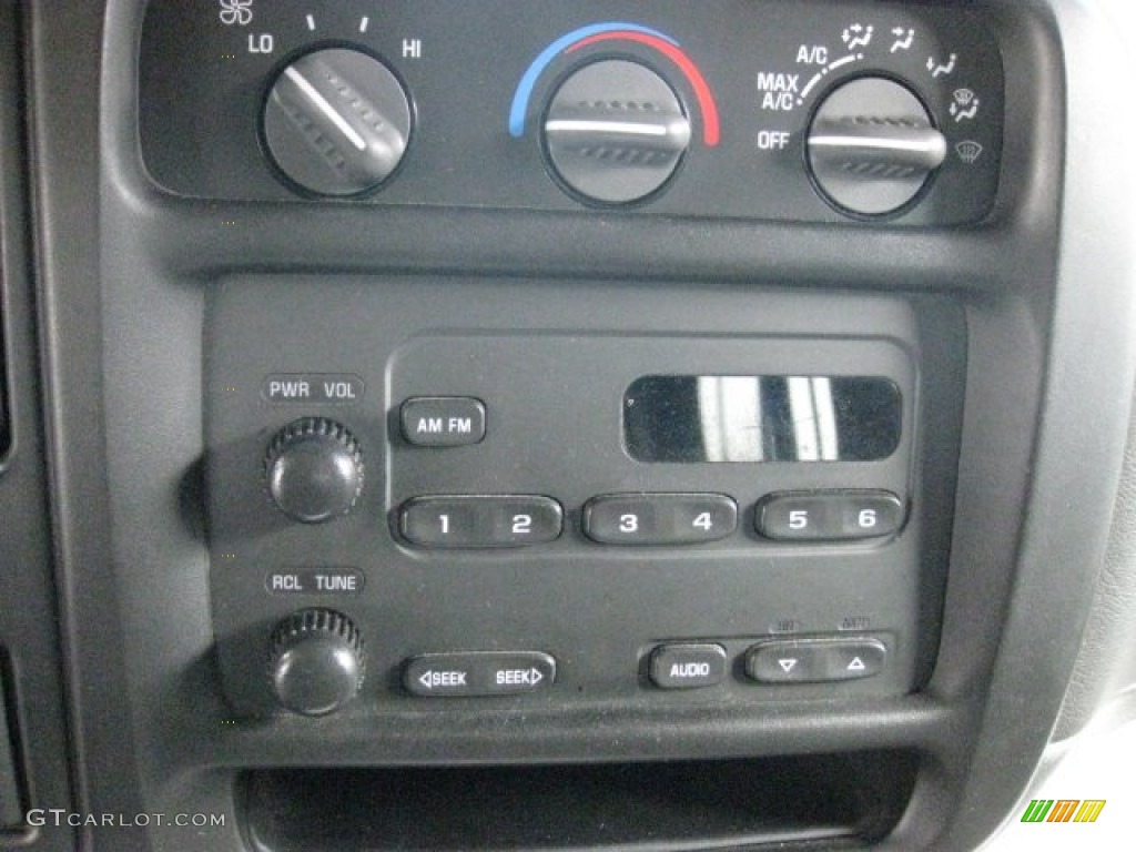 2002 Chevrolet Express 1500 Passenger Van Audio System Photo #55475343