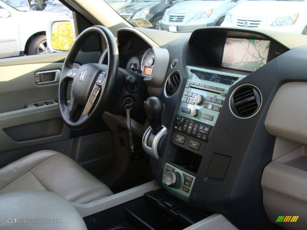 2009 Pilot Touring 4WD - Taffeta White / Gray photo #16