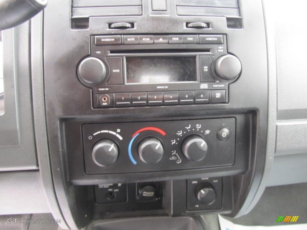 2006 Dodge Dakota ST Club Cab 4x4 Controls Photo #55495769