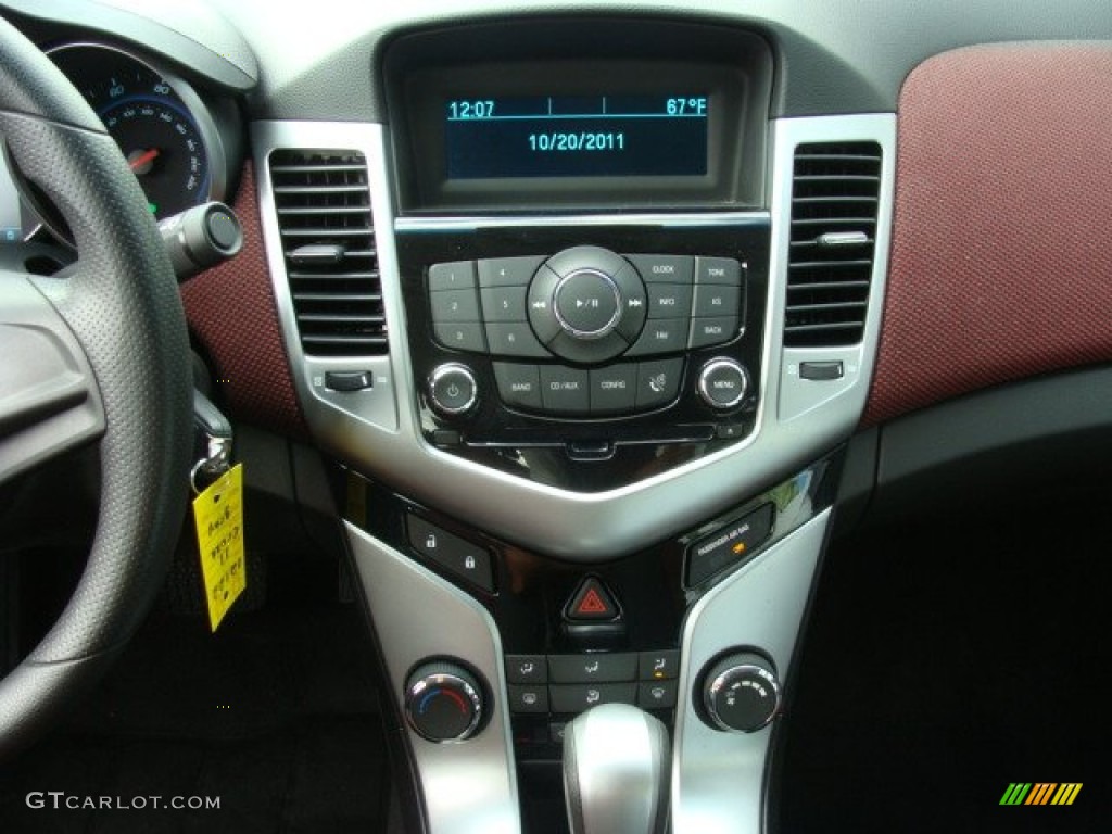 2011 Chevrolet Cruze LT Controls Photo #55498493